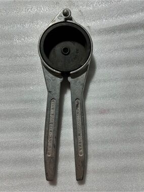 ATI IND Escondido CA No 1468-3
Handet Cap Remover